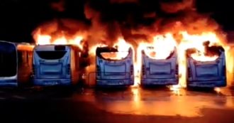 Roma, incendio in un deposito dell’Atac: sette autobus in fiamme. L’intervento dei vigili del fuoco