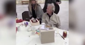 Copertina di Clint Eastwood compie 90 anni: la sua reazione quando vede la torta sembra la scena di un suo film