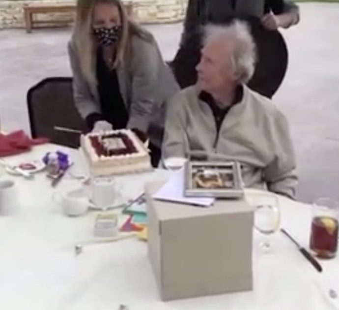 Clint Eastwood compie 90 anni: la sua reazione quando vede la torta sembra la scena di un suo film