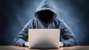 Copertina di Cyberwar, “Basta parole, è ora di difenderci”. Il cto di Microsoft spiega perché l’Italia è nel mirino degli hacker russi e come rispondere