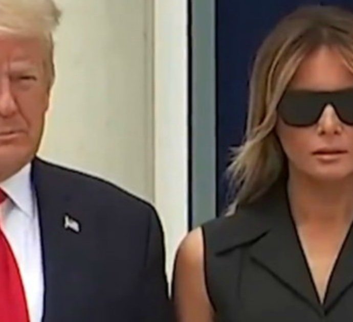 Donald Trump alla moglie Melania: “Sorridi”. E la first lady reagisce cosi davanti ai fotografi