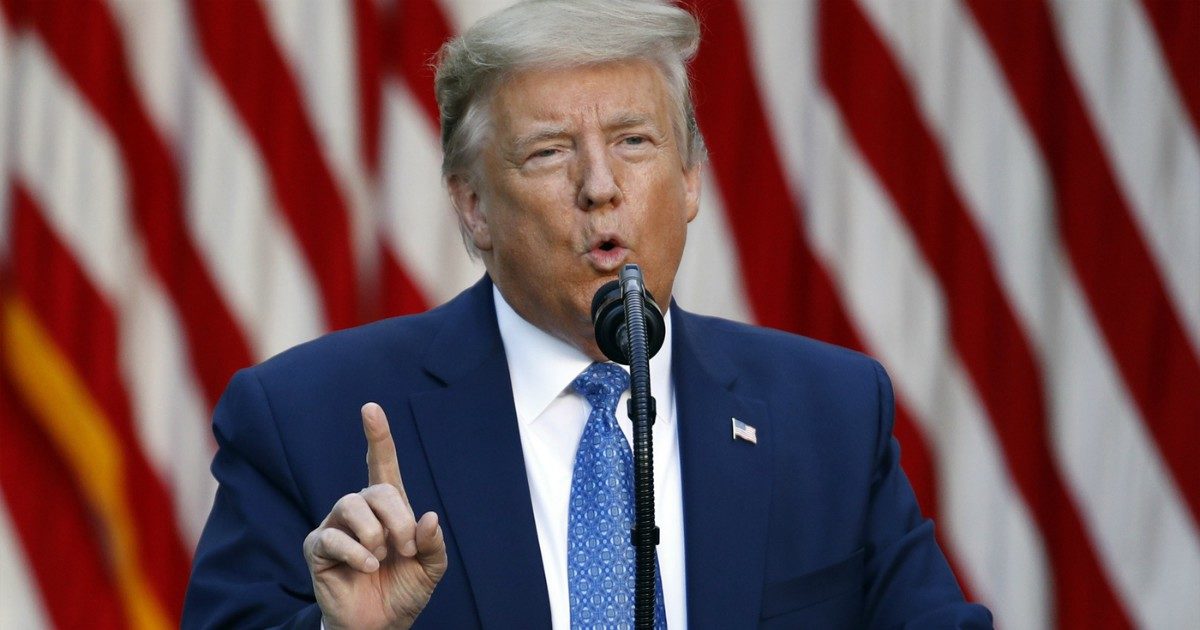 Usa, Trump: “La stretta al collo sarà vietata”. Firmato l’ordine esecutivo su polizia dopo le proteste di piazza: “No tagli, miglioriamo standard”. E vede le famiglie delle vittime: “Piangiamo al vostro fianco”