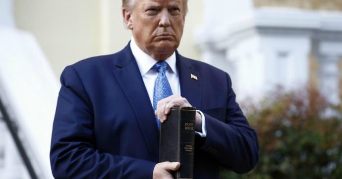 Trump sul sagrato: Bibbia, legge e ordine. Parte con una televendita la campagna elettorale del presidente