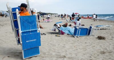 Copertina di Lettini e ombrelloni più cari nel 20% degli stabilimenti