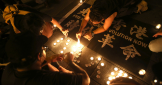 Copertina di Hong Kong, attivisti sfidano il divieto e illuminano Victoria Park per ricordare la strage di Tienanmen. Scontri con la polizia: 4 arresti