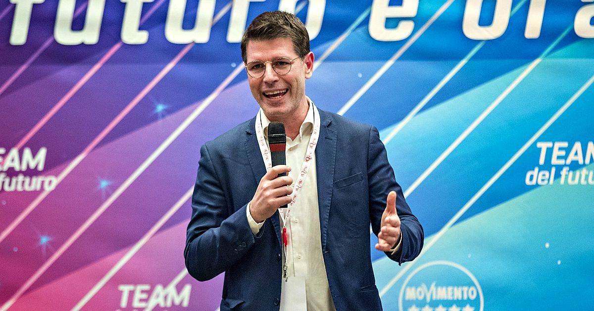 M5s, i probiviri sospendono 3 eurodeputati. Tra loro anche Corrao: non sarà più facilitatore. Lezzi: “Vogliono isolare Di Battista”