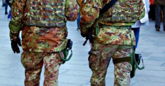 Copertina di Lancia sassi contro i militari e aggredisce gli agenti di polizia: arrestato un 27enne a Milano