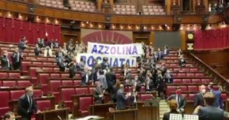 Copertina di Dl Scuola, leghisti alzano striscione contro Azzolina: caos in Aula. Pd: “Deputati hanno invaso nostri banchi per fare le foto”