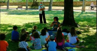 Copertina di Prato, maestra organizza incontri al parco per leggere libri ai bambini. Cisl: “Fa passare le colleghe da lavative”. I genitori la difendono