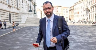 Copertina di Il governo diviso di fronte al ricatto