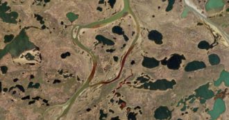 Copertina di Russia, 20mila tonnellate di petrolio in un fiume della Siberia. Greenpeace: “Disastro ambientale più grave dal 1989”. Le immagini