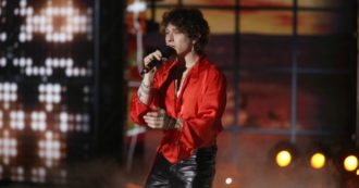 Copertina di Amici Speciali, Irama batte Michele Bravi e vince (anche sui social) con un monologo sull’ultimo respiro di George Floyd. Il premier Conte ringrazia per la raccolta fondi