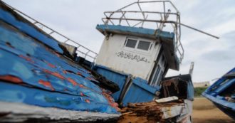 Copertina di Lampedusa, incendiati i barconi dei migranti. Il sindaco: “Disegno preciso per alimentare la tensione”. Il ministro Provenzano visita l’isola