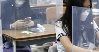 Copertina di Del plexiglas tra i banchi e della fantasia degli studenti