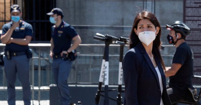 “Tanto tra un anno non avrai più la scorta”. E la Raggi denuncia le minacce sul web