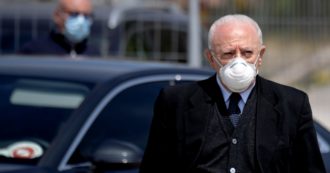 Copertina di Vincenzo De Luca indagato per falso e truffa. I pm: “Favorì quattro vigili urbani di Salerno, diventati suoi autisti”