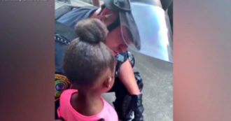 Copertina di Usa, la bambina al poliziotto: “Mi sparerai?”. E lui la consola: “Sono qui per proteggerti”