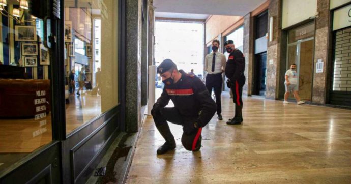 Milano, arrestato il presunto aggressore che ha accoltellato un 24enne durante una rissa: è il figlio del capo ultrà interista Franco Caravita