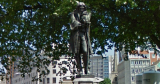 Copertina di George Floyd, Uk: la folla abbatte la statua del trafficante di schiavi Edward Colston a Bristol