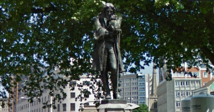 George Floyd, Uk: la folla abbatte la statua del trafficante di schiavi Edward Colston a Bristol