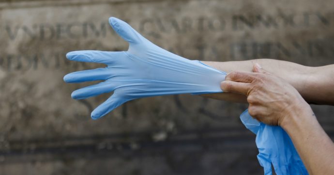 Coronavirus, l’Oms non raccomanda più l’uso dei guanti: “Possono aumentare il rischio di infezione, meglio disinfettare spesso le mani”