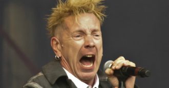 Copertina di Johnny Rotten dei Sex Pistols rivela: “Faccio la badante per amore di mia moglie Nora che soffre di Alzheimer”