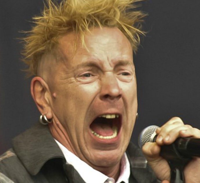 Johnny Rotten dei Sex Pistols rivela: “Faccio la badante per amore di mia moglie Nora che soffre di Alzheimer”