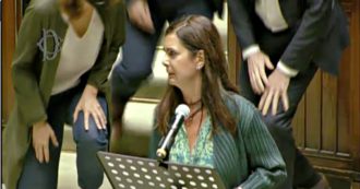 Copertina di Floyd, Laura Boldrini e deputati Pd in ginocchio alla Camera: “Contro tutte le discriminazioni”. Donzelli (FdI): “Sceneggiata”