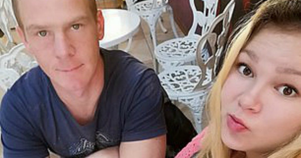 Coppia abbandona i gemellini di 16 mesi da soli in casa e parte per una vacanza: un bimbo muore, l’altro è in coma