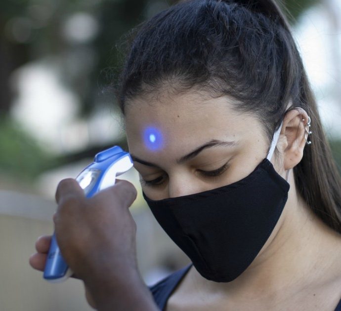 Coronavirus, via l’obbligo di indossare la mascherina all’aperto in Lombardia: “Solo se non è garantita distanza di sicurezza”