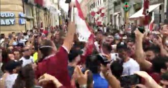 Copertina di Reggio Calabria, festeggiamenti per la promozione della Reggina in Serie B: tifosi e calciatori accalcati in strada senza mascherine