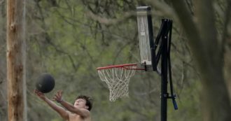 Copertina di Coronavirus, la Regione Abruzzo cambia le regole di calcio e basket: “Non si marca a uomo né contrasti”. E a volley si giocherà coi guanti