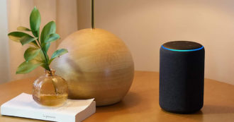 Copertina di Echo Plus, smart speaker con Alexa in offerta su Amazon a meno di 90 euro