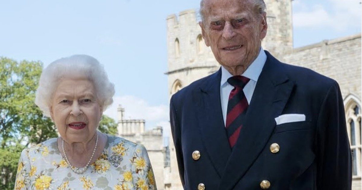 Il principe Filippo compie 99 anni e la foto con la regina Elisabetta scatena i dubbi: “È un fotomontaggio”. E si riaccendono i rumors sulla sua morte