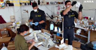 Copertina di Prato, lavoratori costretti a produrre mascherine con turni da 16 ore al giorno: imprenditore finisce in carcere. Le immagini
