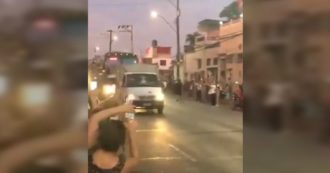 Copertina di Coronavirus, medici e infermieri rientrano a Cuba dopo la trasferta in Italia: la folla li accoglie con festeggiamenti da stadio