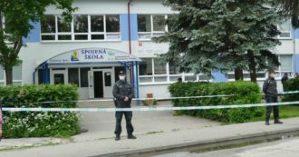 Copertina di Slovacchia, vicedirettore ucciso a coltellate a scuola da aggressore: aveva provato a difendere i bambini