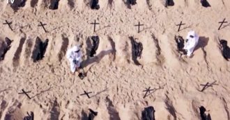 Copertina di Brasile, cento tombe finte sulla spiaggia di Copacabana: la protesta degli attivisti contro Bolsonaro