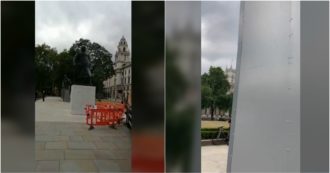 Copertina di George Floyd, Londra “impacchetta” la statua di Winston Churchill per proteggerla dalle proteste contro il razzismo: le immagini