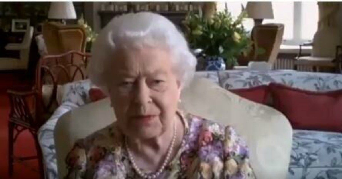 “La regina Elisabetta pronta a lasciare il trono nel 2021, ma non abdicherà per il figlio Carlo”