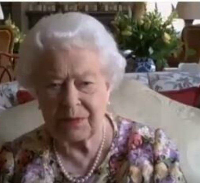 La regina Elisabetta fa la sua prima videochiamata ufficiale su Zoom: “Sono molto impressionata”