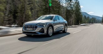 Copertina di Audi e-tron Sportback, il suv diventa coupé e prende la scossa