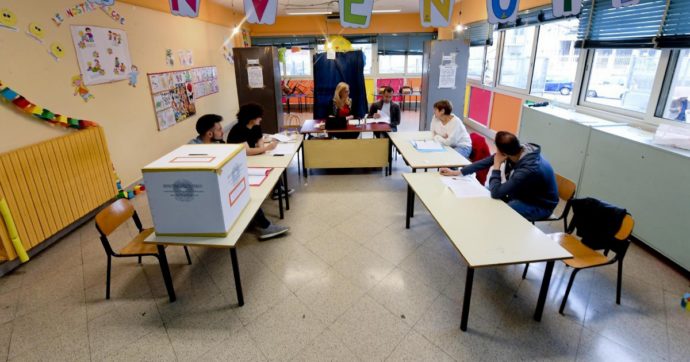 La scuola apre 8 giorni dopo. Prima bisogna allestire i seggi