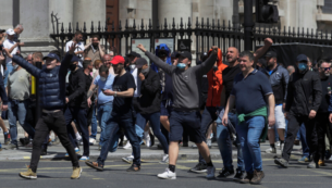 Copertina di Floyd, scontri a Londra tra polizia e militanti di estrema destra scesi in piazza “per difendere i monumenti”