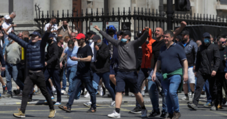 Copertina di Floyd, scontri a Londra tra polizia e militanti di estrema destra scesi in piazza “per difendere i monumenti”