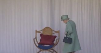 Copertina di La Regina Elisabetta e la prima apparizione in pubblico da sola