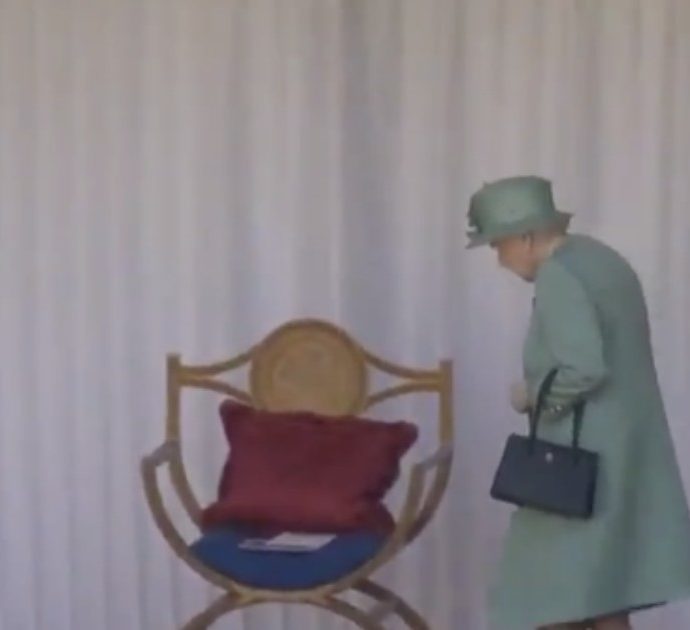 La Regina Elisabetta e la prima apparizione in pubblico da sola