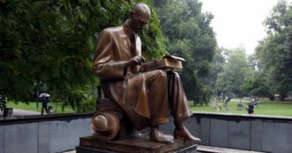 Scriveva da Dio, però non rinnegò la camicia nera