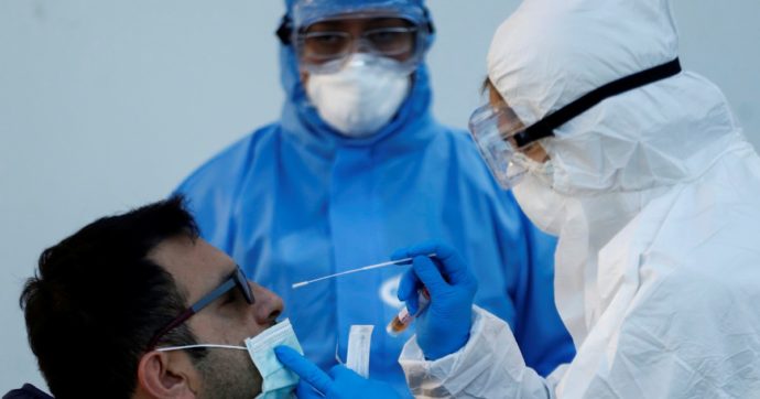 Coronavirus, lo studio italiano: “Organismo non lo elimina prima di 30 giorni”. L’appello: “Stop al doppio tampone”