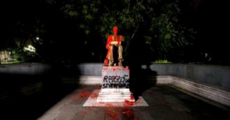 Copertina di Milano, la statua dedicata a Indro Montanelli imbrattata con barattoli di vernice rossa. Lunedì sarà ripulita